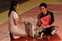 Pemain yang cedera dirawat oleh suster cantik. Gusmun/detikHot.