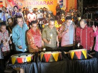 Pembukaan dengan pemukulan gendang oleh Sapta Nirwandar, Irwan Prayitno dan pejabat daerah lainnya (Afif/detikTravel) Pembukaan dengan pemukulan gendang oleh Sapta Nirwandar, Irwan Prayitno dan pejabat daerah lainnya (Afif/detikTravel)