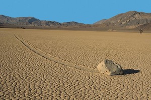 Misteri Batu yang Berjalan Sendiri di Death Valley