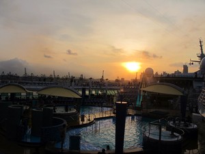 Saat Hari Berakhir di Atas Kapal Pesiar