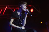 Ia berdandan sederhana dengan celana dan kaus berkerah oval warna hitam. Vittorio Zunino Celotto/Getty Images.