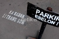 Bentley mewah itu menempati parkir untuk Kepala Badan Litbang SDM Kemenkominfo.