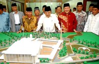 Kepercayaan ini semakin membuat sibuk Jusuf Kalla (JK). JK juga menjabat berbagai posisi penting seperti Ketua Umum Palang Merah Indonesia.
