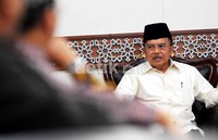 Pertemuan ini juga dihadiri oleh Menteri Koordinator Bidang Kesejahteraan Rakyat Indonesia sekaligus Pembina PP DMI, Agung Laksono dan Ketua Harian Dewan Masjid Indonesia, Masdar Masudi.