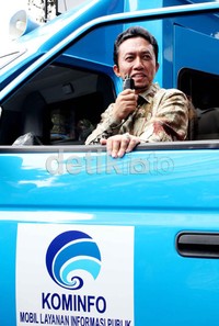Menkominfo Tifatul Sembiring mencoba pengeras suara usai menyerahkan 20 unit mobil layanan informasi publik kepada walikota/bupati.
