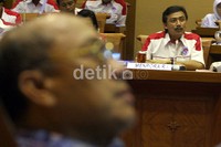 Andi Mallarangeng mengatakan, dirinya harus mendampingi Presiden SBY karena Kwarnas Pramuka hendak membicarakan rencana pembangunan mal di Taman Wiladatika, Cibubur. Ramses/detikcom.