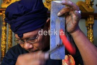 Ki Saroyo, salah seorang pemilik besalen senior di Wirun, sedang melakukan proses pelarasan nada. Proses manual ini membutuhkan kepekaan khusus dari seorang ahli gamelan. Muchus Budi Rahayu/detikcom.