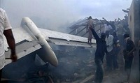 Sejumlah saksi mengatakan, mereka melihat pesawat itu menabrak sebuah bangunan kemudian meledak dan mengeluarkan kobaran api. REUTERS/Stringer.