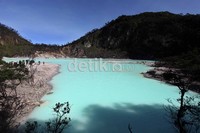 Selain permukaan kawah yang berwarna putih, pasir dan bebatuan di sekitarnya pun didominasi warna putih, oleh karena itu kawah tersebut dinamakan Kawah Putih.