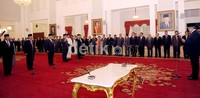Sembilan Kompolnas yang dilantik adalah Menko Polhukam Djoko Suyanto, Mendagri Gamawan Fauzi, Menkum HAM Amir Syamsuddin, Prof. Drs. Adrianus Eliasta Meliala M.SI.,M.Sc, Irjen Pol Purn Drs. Logan Siagian, M.H, Brigjen Pol Purn Syafriadi Cut Ali, Drs. Edi Saputra Hasibuan, Dr. Hamidah Abdurrachman, Dr. M. Nasser, Sp.KK., D.LAW. Rusman/Setpres.