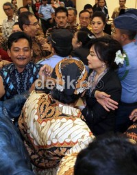 Sempat ada ribut-ribut kecil dalam acara penandatanganan nota kesepahaman 2 raja Solo di DPR yang telah berdamai menjadi dwitunggal hala ini karena salah satu kerabat dari 2 raja Solo itu tidak diperkenankan masuk. Ramses/detikcom.