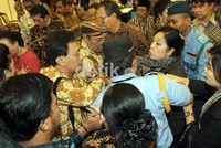 Tampak saat itu salah satu raja Solo, Pakubuwono XIII Hangabehi terlihat pucat dan dipapah jalannya dari ruang tunggu VIP ke dalam gedung Nusantara IV di Gedung DPR/MPR, Senayan. Ramses/detikcom.