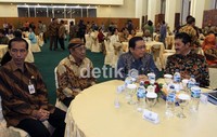 (Kanan-kiri) Pakubuwono XIII Tedjowulan, Ketua DPR Marzuki Alie, Pakubuwono XIII Hangabehi dan  Walikota Solo Joko Widodo hadir dalam acara penandatanganan nota kesepahaman 2 raja Solo. Ramses/detikcom.