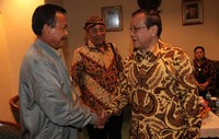 Penekenan MoU Pakubuwono XIII Hangabehi dan Pakubuwono XIII Tedjowulan yang dihadiri Gubernur Jawa Tengah Bibit Waluyo dan petinggi Golkar Akbar Tandjung berjalan lancar. Ramses/detikcom.