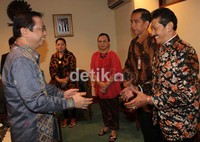 Konflik internal Keraton Surakarta terjadi pasca Paku Buwono XII mangkat pada tahun 2004, tanpa meninggalkan permaisuri dan putra mahkota. Sebagian pihak mendukung pengangkatan putra tertua, KGPH Hangabehi sebagai pengganti, sedangkan sebagian besar lainnya mendukung putra kelima, KGPH Tedjowulan, sebagai pengganti. Ramses/detikcom.