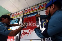 Anggota TNI AL menyegel rumah dinas yang dijadikan tempat usaha di kompleks TNI AL Gandaria Utara.