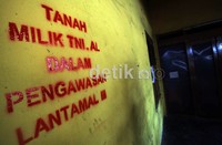 Mereka membuat tulisan tanah milik TNI AL dalam pengawasan Lantamal pada setiap rumah.