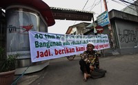 Sementara warga Komplek TNI AL Gandaria Utara, Jakarta Selatan menggelar aksi rasa menolak rencana pengosongan rumah mereka dengan menutup jalan akses masuk ke komplek, dengan membentangkan spanduk besar.