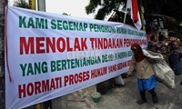 Warga menolak pengosongan rumah dinas TNI AL karena saat ini masih dalam sengketa.