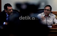 Menteri Kehutanan meminta kepada semua pihak untuk turut serta melestarikan badak yang nyaris punah.