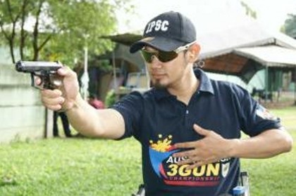 Pasca Puput Melati Melahirkan, Ustad Guntur Tetap Rajin Olahraga Menembak