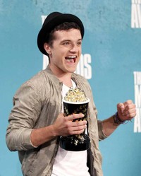 Aktor Josh Hutcherson memenangkan penghargaan Best Male Performance untuk perannya di The Hunger Games. Reuters/Danny Moloshok.