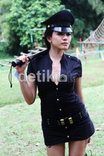 Nikita Mirzani Seksi Berpakaian Satpam