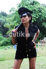 Nikita Mirzani Seksi Berpakaian Satpam