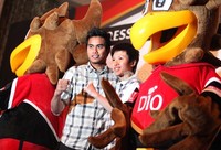 Pasangan ganda campuran Indonesia, Tontowi Ahmad dan Lilyana Natsir berpose di antara maskot DIO di Hotel Kempinski, Jakarta, Senin (4/6/2012).