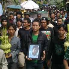 Ribuan Bonek dan Pemain Persebaya Iringi Pemakaman Suporter Tewas