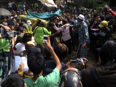 Ribuan Bonek Antar Jenazah Purwo Adi Utomo