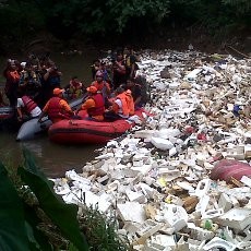 Hidayat-Didik Dihadang Sampah & Mana Sembakonya? di Ciliwung