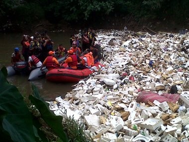 Hidayat-Didik Dihadang Sampah & Mana Sembakonya? di Ciliwung 