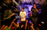 Jordan Brown dan Matt Wilson (vokalis) tampil dengan sangat enerjik meski hanya bermain di panggung kecil.