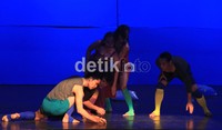 Penari IKJ Dance Company membawakan tarian bertajuk I Body. Agung Pambudhy/detikcom.