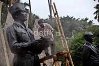 Jelang peringatan hari lahir Sukarno atau Bung Karno, sejumlah pekerja membersihkan patung sang proklamator di Tugu Proklamasi, Jakarta.