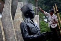 Seorang pekerja melakukan pengecetan ulang patung Bung Karno.