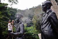 Seorang pekerja melakukan penyemprotan dengan teliti.