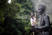 Beberapa pekerja melakukan perawatan patung Bung Karno.