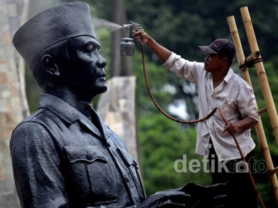 Merawat Patung Sang Proklamator