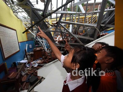 Atap Ruang Kelas SDN 20 Cipinang Ambruk
