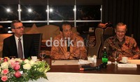 (Ki-ka) Duta Besar AS Scot Marciel, Ketua Komite Ekonomi Nasional Chairul Tanjung, dan Presiden East West Center Charles Morrison memberikan keterangan usai berdiskusi seputar kerja sama ekonomi dan pendidikan. Agung Pambudhy/detikcom.