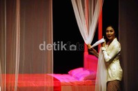 Sosok Inggit Garnasih sangat inspiratif bagi kaum perempuan di Indonesia. Dia adalah tokoh perempuan yang mandiri namun tidak banyak yang tahu. Saya ingin mengangkat itu. Saya ingin menampilkan spiritnya, kata Happy.