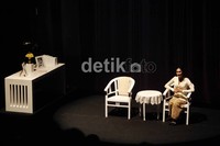 Happy mengatakan bahwa naskah monolog menampilkan keberanian sosok Inggit. Berani mengatakan tidak, bukan hanya pada poligami di tahun 1942, tetapi juga berani mengatakan tidak ketika suaminya mau menyerah, katanya.