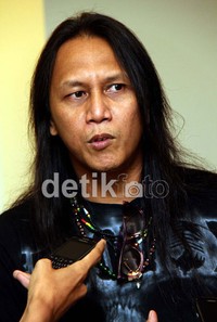 Roy Jeconiah mantan vokalis Boomerang juga turut hadir dalam konferensi pers tersebut.
