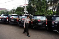 Petugas kepolisian Polsek Kembangan melakukan pengecekan terhadap tiga puluh satu mobil hasil penggelapan di halaman Polsek Kembangan, Jakarta Barat, Selasa (5/6).