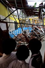 Atap Ruang Kelas SDN 20 Cipinang Ambruk