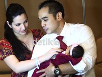 Ardie Bakrie dan Nia Ramadhani menggelar jumpa pers terkait kelahiran putri pertama mereka.