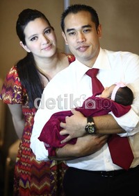 Nia dan Ardie tampak bahagia atas kelahiran putri mereka.