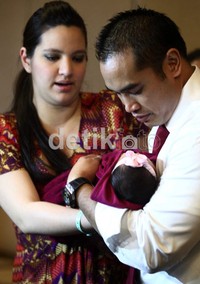 Ardie tampak berhati-hati saat menggedong sang buah hati.